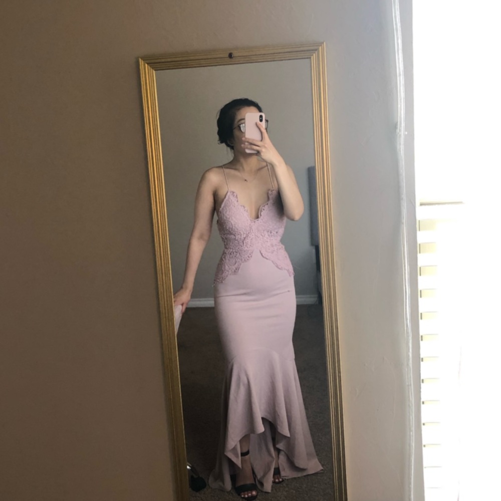 A pretty blush dress. 😚